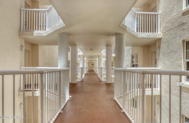 Foto del edificio - 4670 Links Village Dr