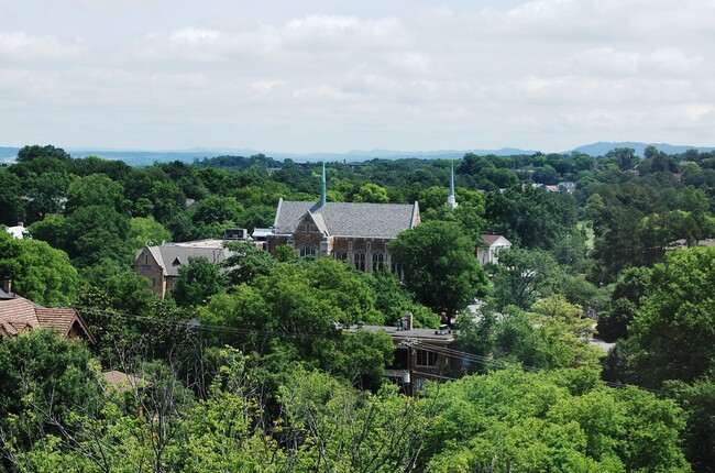 Building Photo - Greenbriar at the Altamont