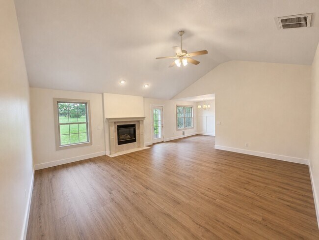 Building Photo - 991 Glen Oaks Dr