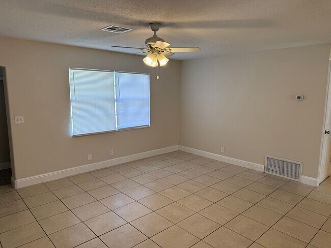 Building Photo - 4 Bedroom/1.5 Bath Single Family Home