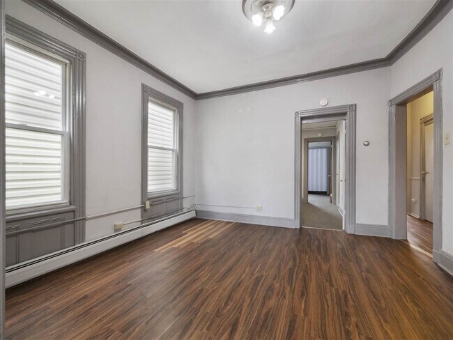 Building Photo - 210 Maple St
