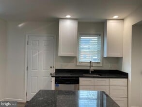 Building Photo - 920 Young St