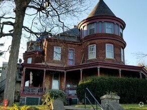 Building Photo - 336 N 10th St