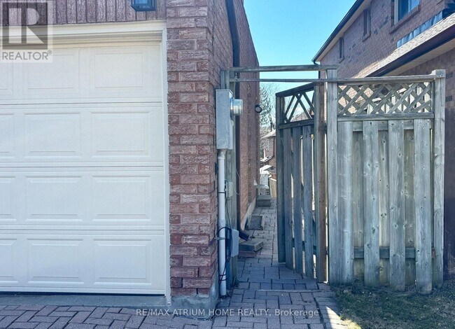 Photo du bâtiment - 18 Huntington Park Dr