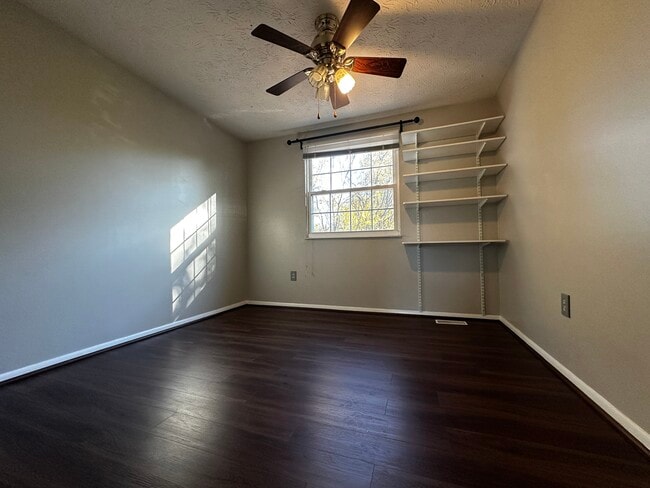 Foto del edificio - 14505 Farmcrest Pl