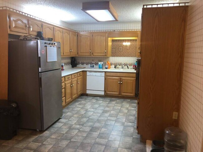 Building Photo - 2 bedroom 2 bath well maintained home clos...