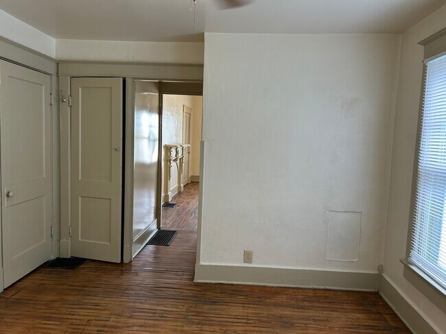 Pasillo - 305 N 4th St