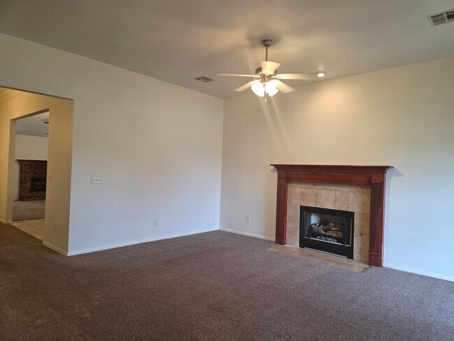 Foto del edificio - Come make this lovely 4 bedroom 2 bath, 2+...