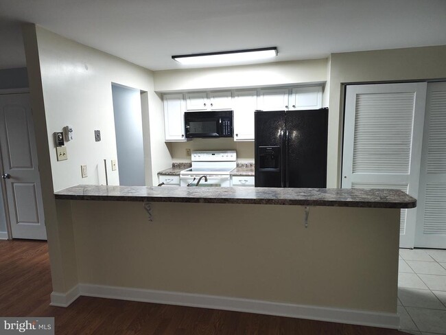 Building Photo - 8566 Dyott Ct