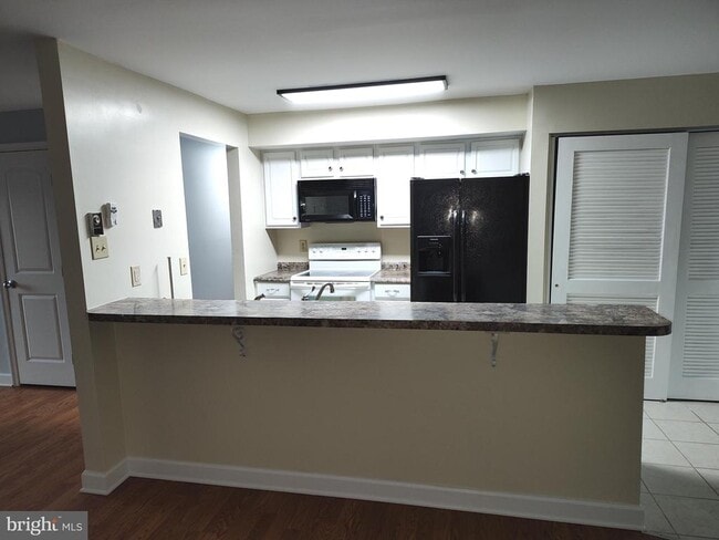 Foto del edificio - 8566 Dyott Ct