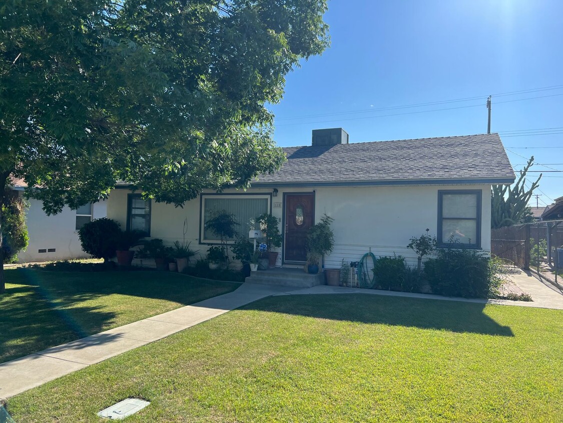 Foto del edificio - Beautiful Home In SE Bakersfield $1,650 de...