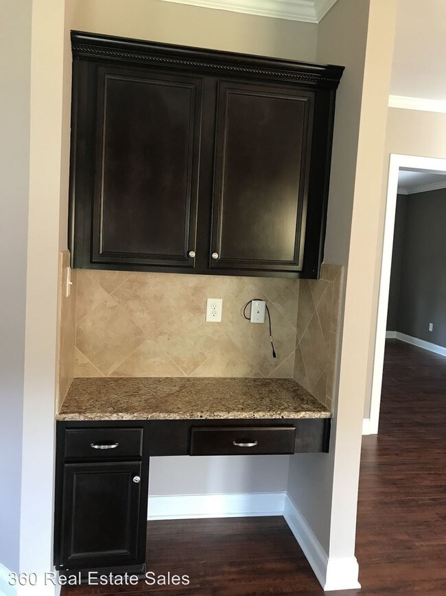 Building Photo - 256 Rolling Pines Dr