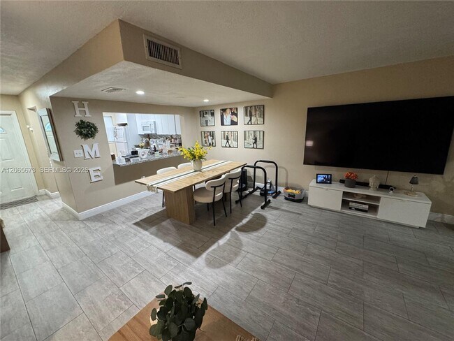 Foto del edificio - 5427 NW 169th St