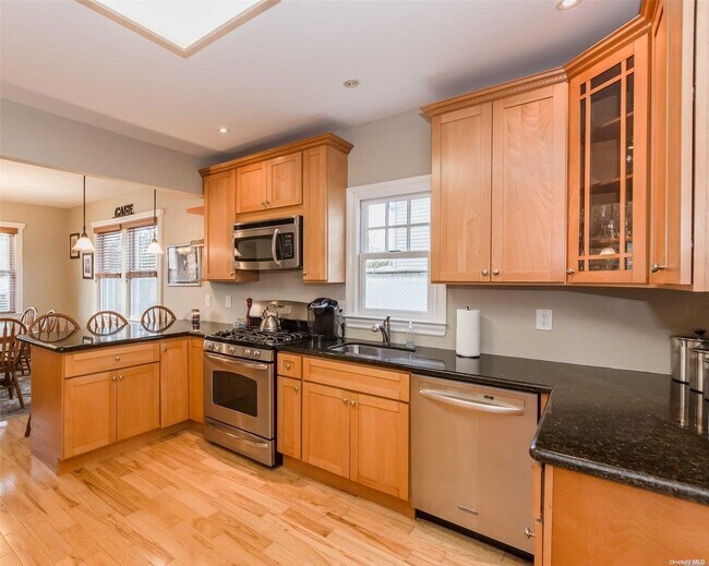 Building Photo - 1295 Smithtown Ave