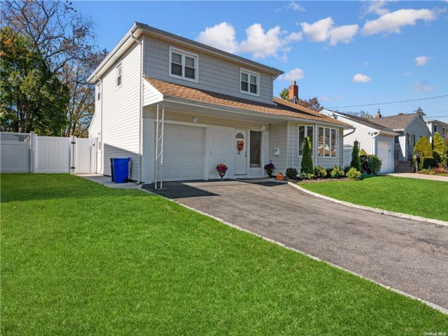 Building Photo - 2154 Wantagh Park Dr