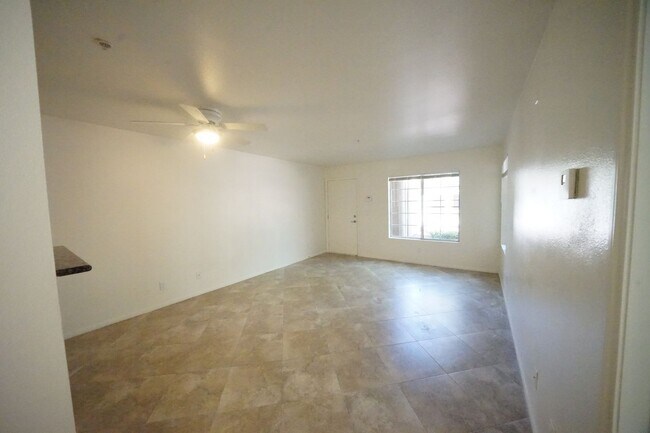 Foto del edificio - SHOWINGS AVAILABLE NOW