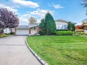 Building Photo - 70 Pickwick Dr N