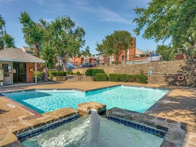Foto del edificio - 8404 Forest Ln