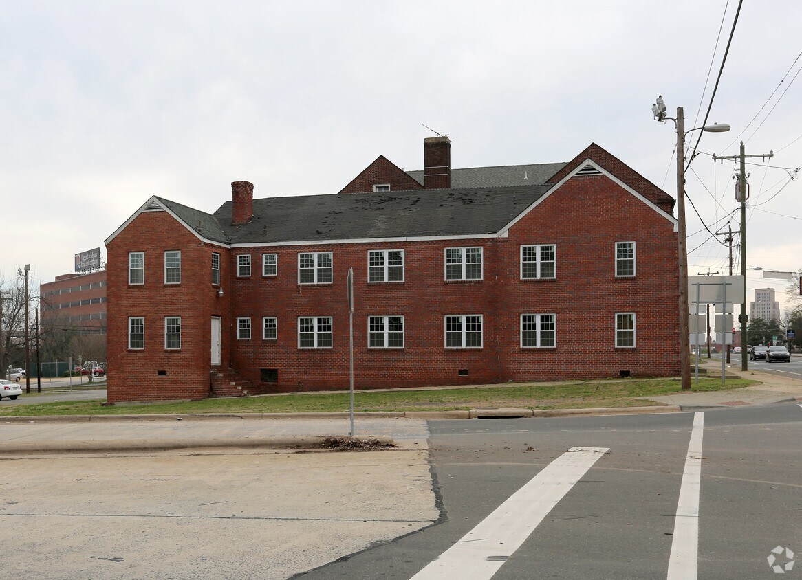 Building Photo - 604 W Chapel Hill St