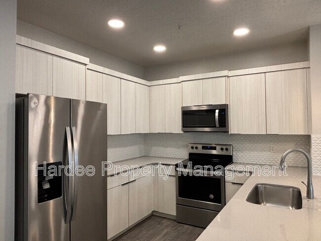 Foto del edificio - 3711 S Council Spring Rd