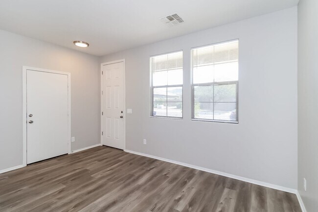 Building Photo - 3112 W Donner Dr