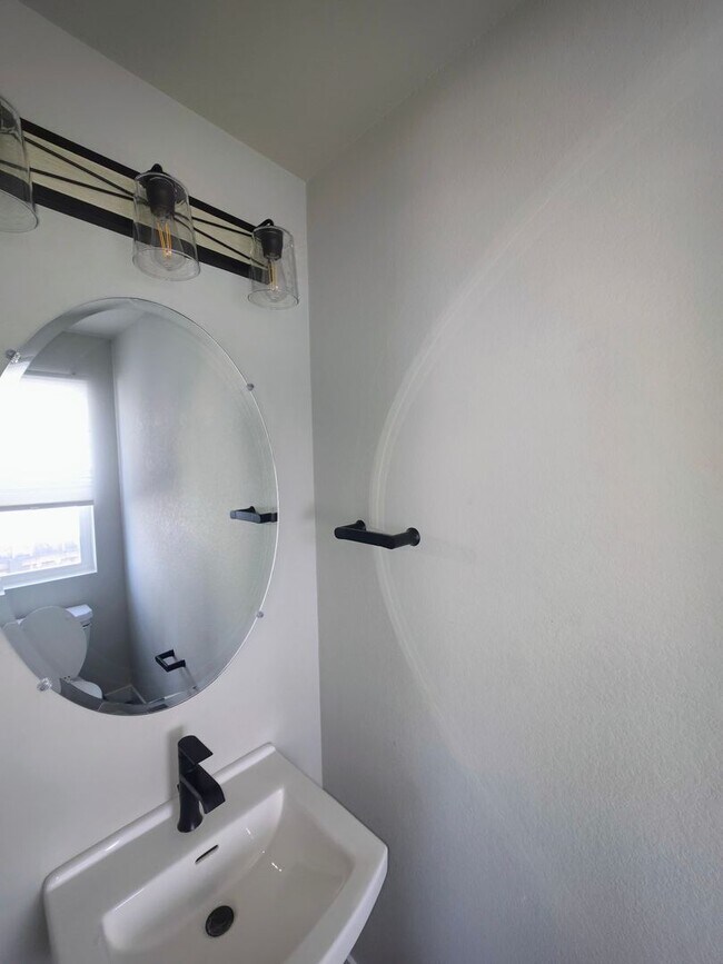 Building Photo - Spacious 4-Bedroom Home with Modern Finishes in Lorson Ranch