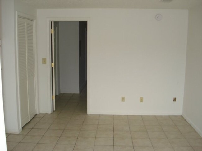 Building Photo - 1 Bedroom Available August 2025! Monthly r...