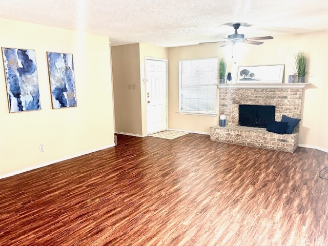 Building Photo - Townhouse! 2 bedroom 2.5 bath 2 car garage!
