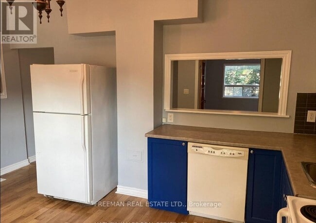 Building Photo - 985 Dupont St