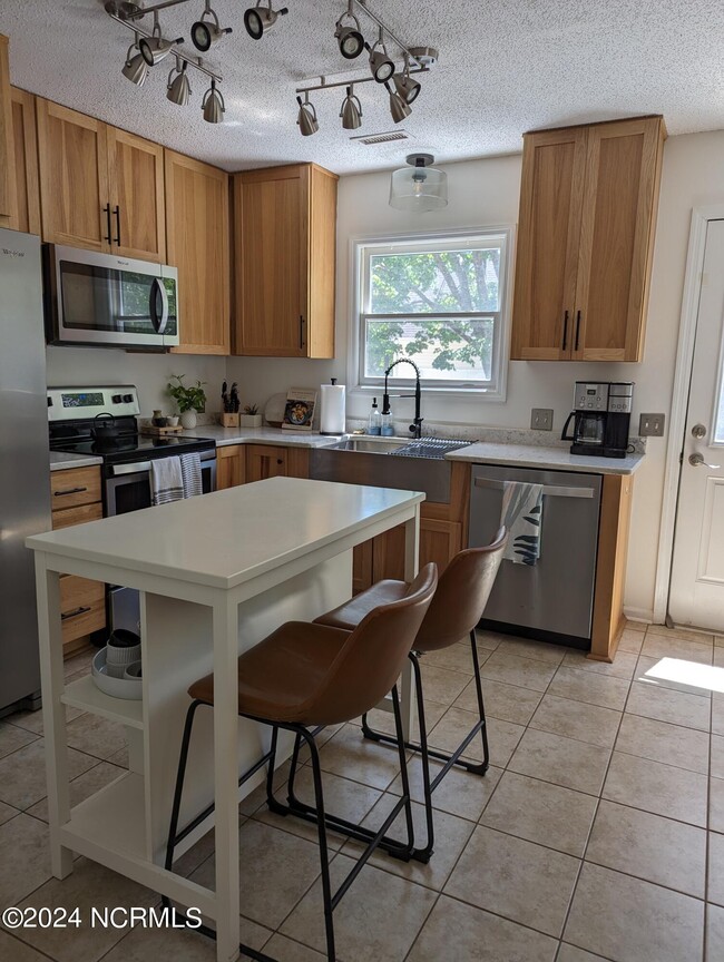 Building Photo - 232 Doral Dr