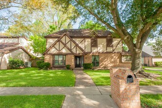 Building Photo - 2704 Pineneedle Ln