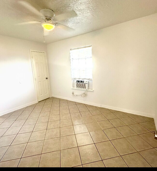 Foto del edificio - 831 1/2 Deerpass Drive