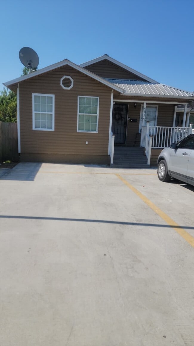 Building Photo - 5434 N Miro St