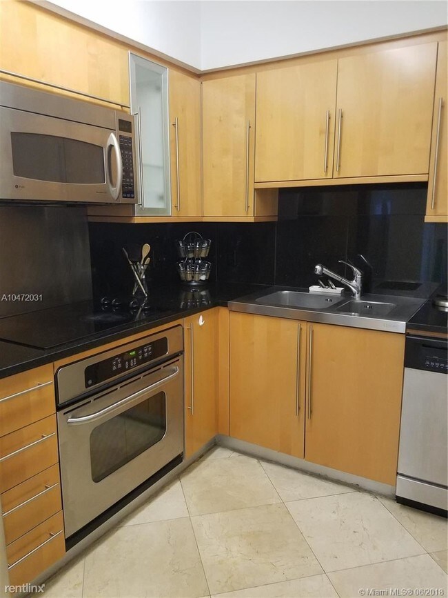 Building Photo - 1 br, 1 bath Condo - 6365 Collins Ave Apt 911
