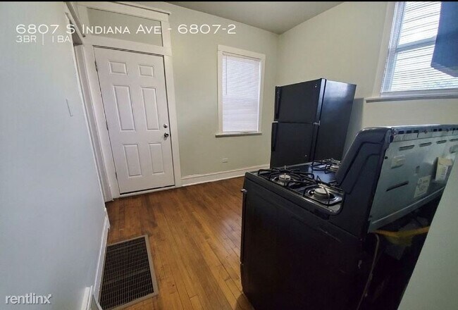 Foto del edificio - 3 br, 1 bath Townhome - 6807 S Indiana Ave