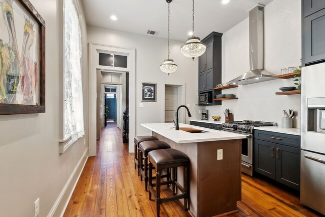 Building Photo - 623 Kerlerec St