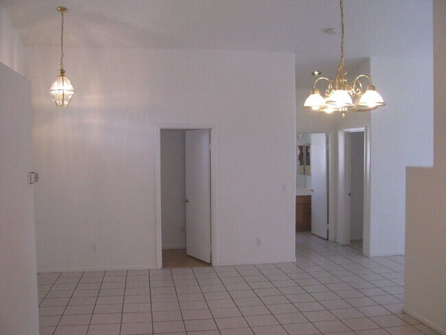 Foto del edificio - Single story!