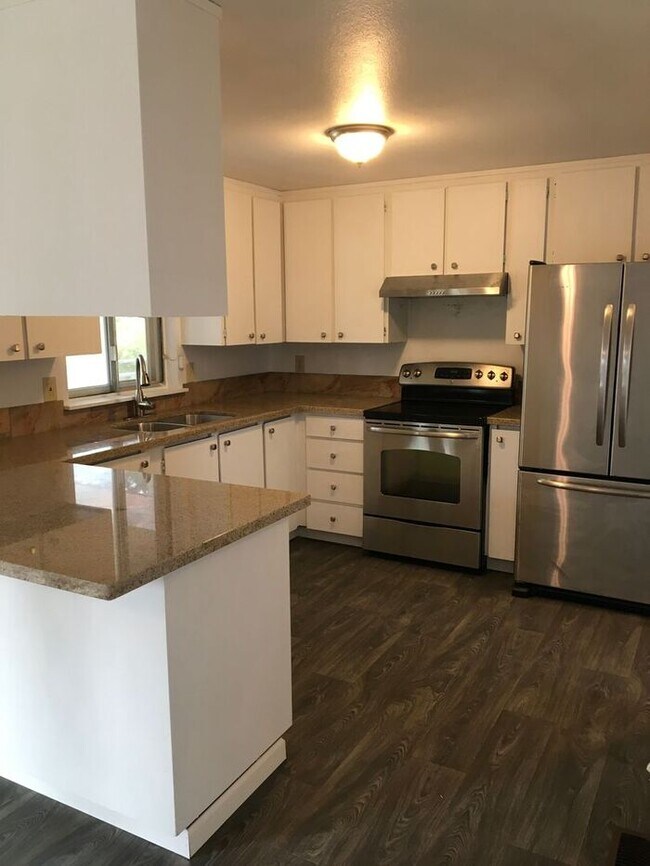 Foto del edificio - Available NOW!  Large 3bdr 2 bath Tacoma home