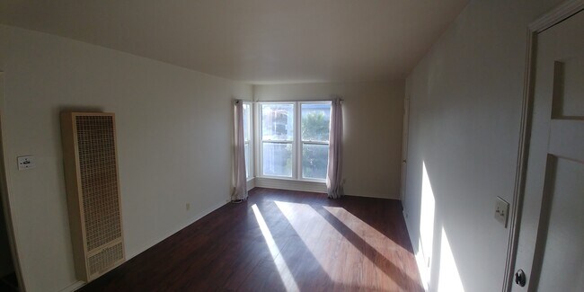 Living room - 418 E Freeland St