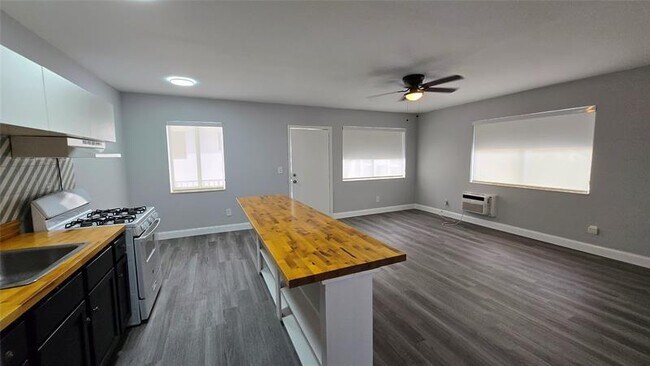 Foto del edificio - 7725 Harding Ave