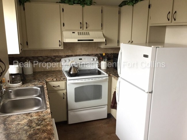 Building Photo - 3200 Azalea Dr