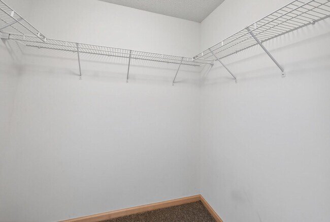 Building Photo - The Lakes Townhome