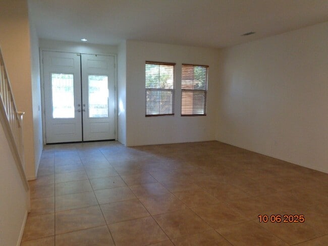 Building Photo - Large 2 Story Offering 3419 sq. ft. and 5 bedrooms plus loft