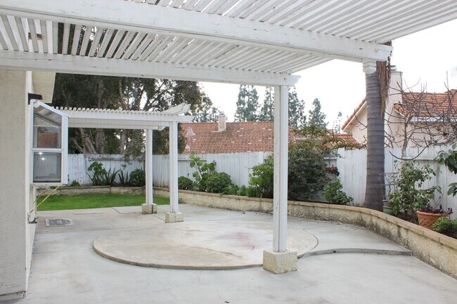 Building Photo - Spacious 4B/3BA House w/ Upgraded Kitchen,...