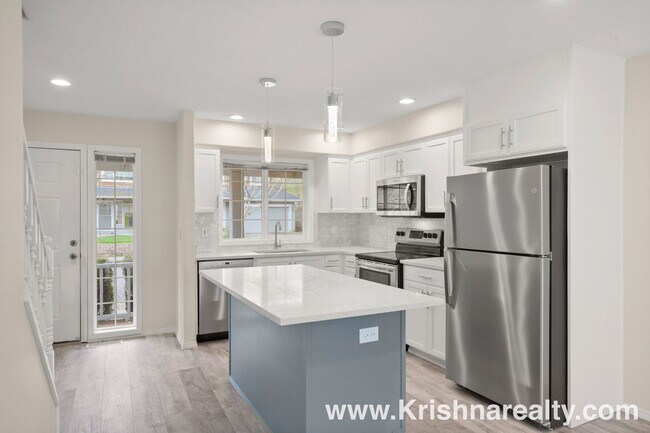 Foto del edificio - Charming 3 BD* 2.5 BA* Duplex **NEWLY RENOVATED** Located in Historic Orenco in the Elk Meadows C...