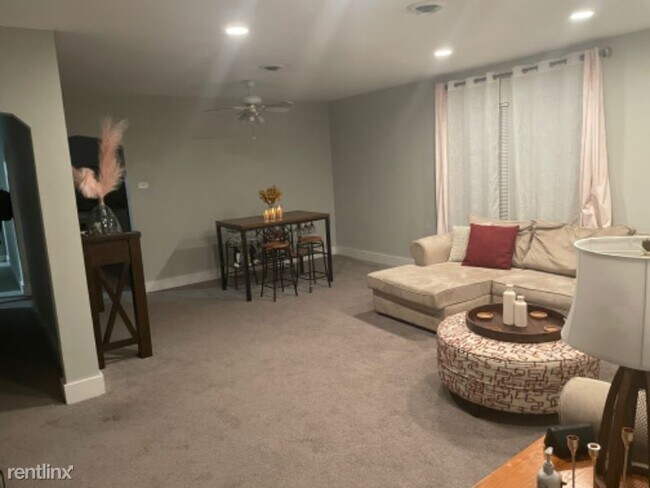 Foto del edificio - 3 br, 1 bath House - 8010 White Ave