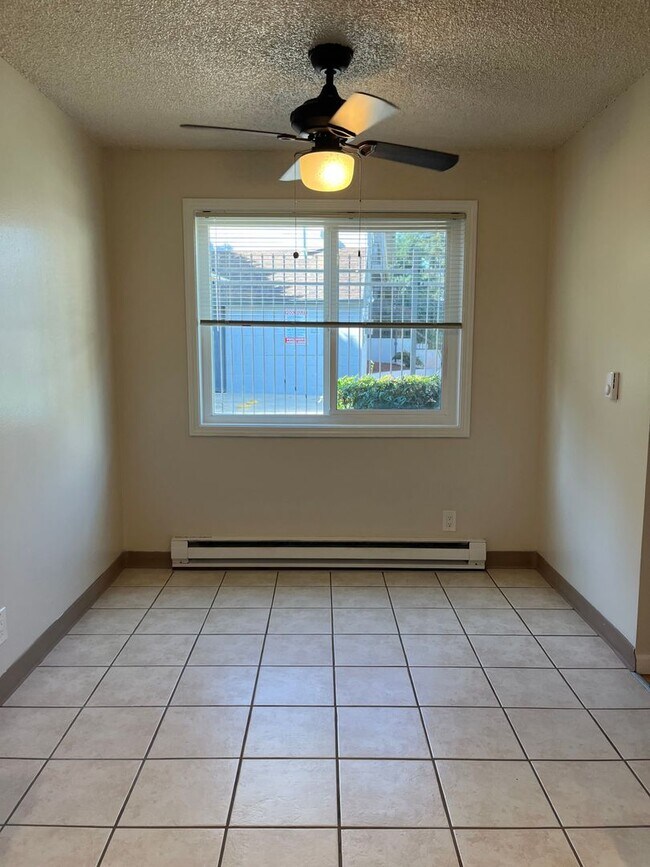 Foto del edificio - 2 Bed • 1 Bath Downstairs Unit