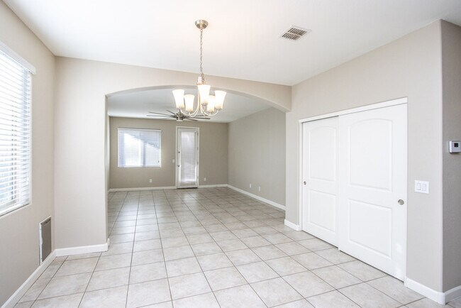 Building Photo - Maricopa House 4 beds 2 1/2 bath  single l...
