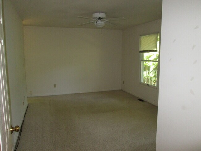 Building Photo - Rare Chesnut Ridge Rental, Quiet Colonial,...