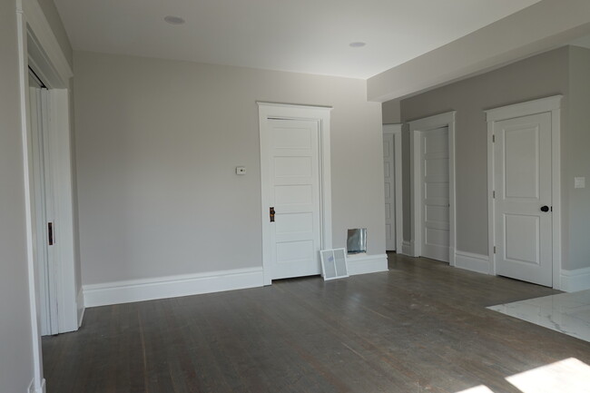 Building Photo - 62 Pine St